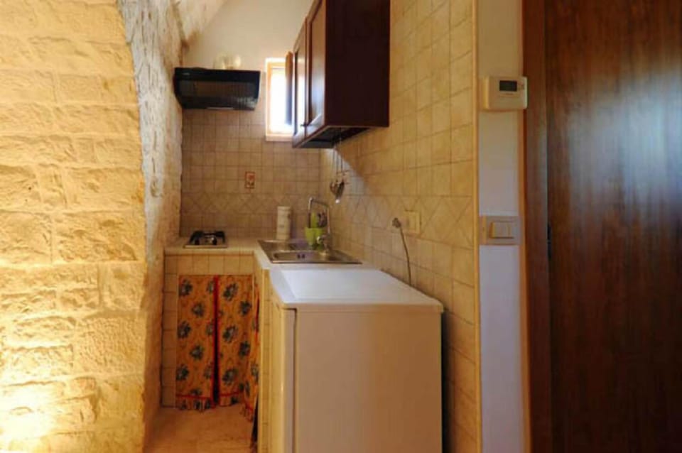 Traditional Chalet, 1 Queen Bed, Hill View, Garden Area | Private kitchenette | Fridge, coffee/tea maker, electric kettle, cookware/dishes/utensils