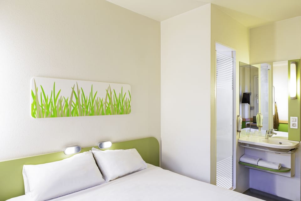 Double Room | Desk, laptop workspace, iron/ironing board, free cribs/infant beds