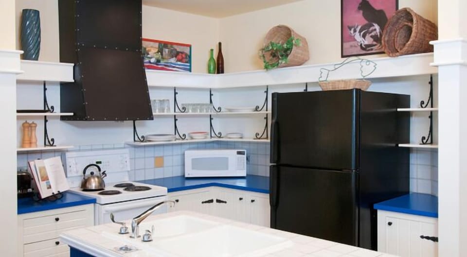 Full kitchen