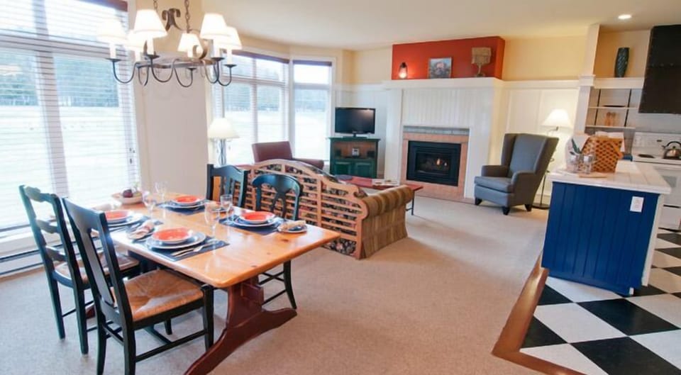 Spacious Dining rm & Living rm with gas fireplace