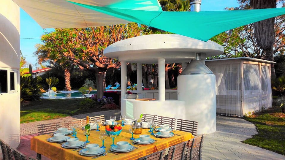 Outdoor lounge