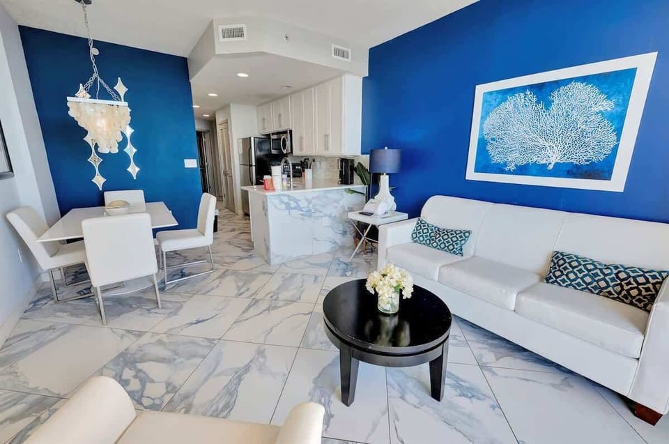 Living Room with Stunning Views☀️