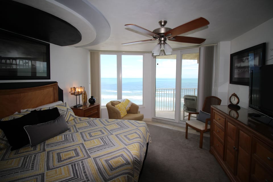 Master Bed Room, king mattress, balcony access 