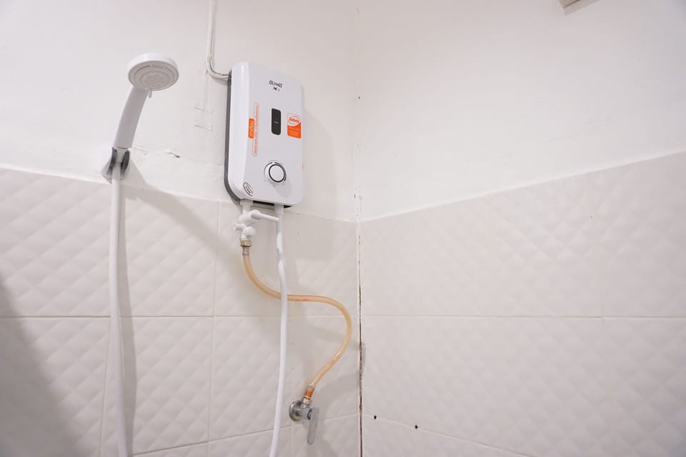 Family Room | Bathroom shower