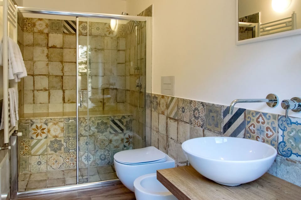 Deluxe Double or Twin Room, City View | Bathroom | Shower, free toiletries, hair dryer, bidet
