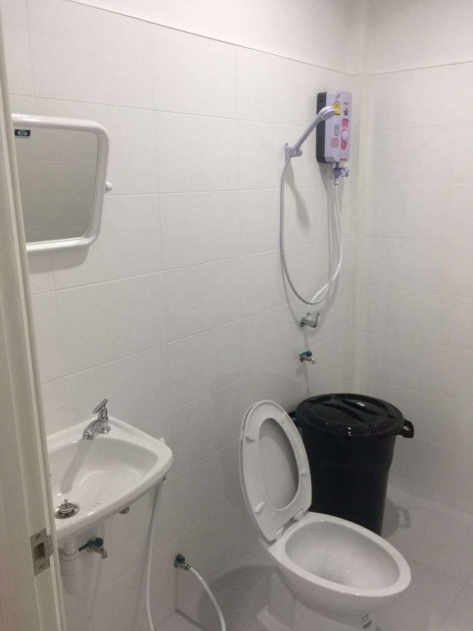Standard Room | Bathroom | Shower, free toiletries, towels