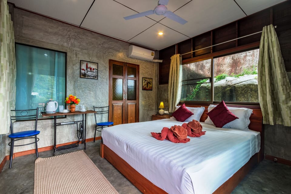 Deluxe Bungalow with Balcony | Minibar, in-room safe, free WiFi, bed sheets