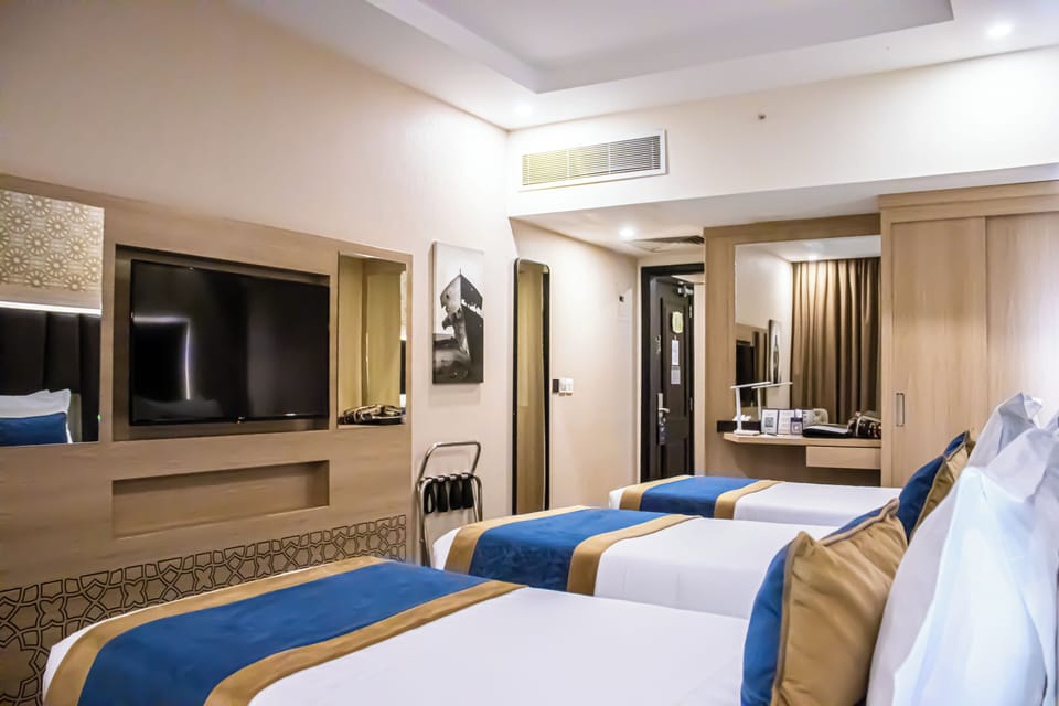 Triple Room | Desk, WiFi (free), individually decorated, individually furnished