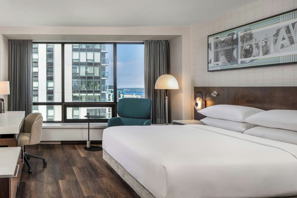 Club Room, 1 King Bed | Pillowtop beds, in-room safe, desk, laptop workspace