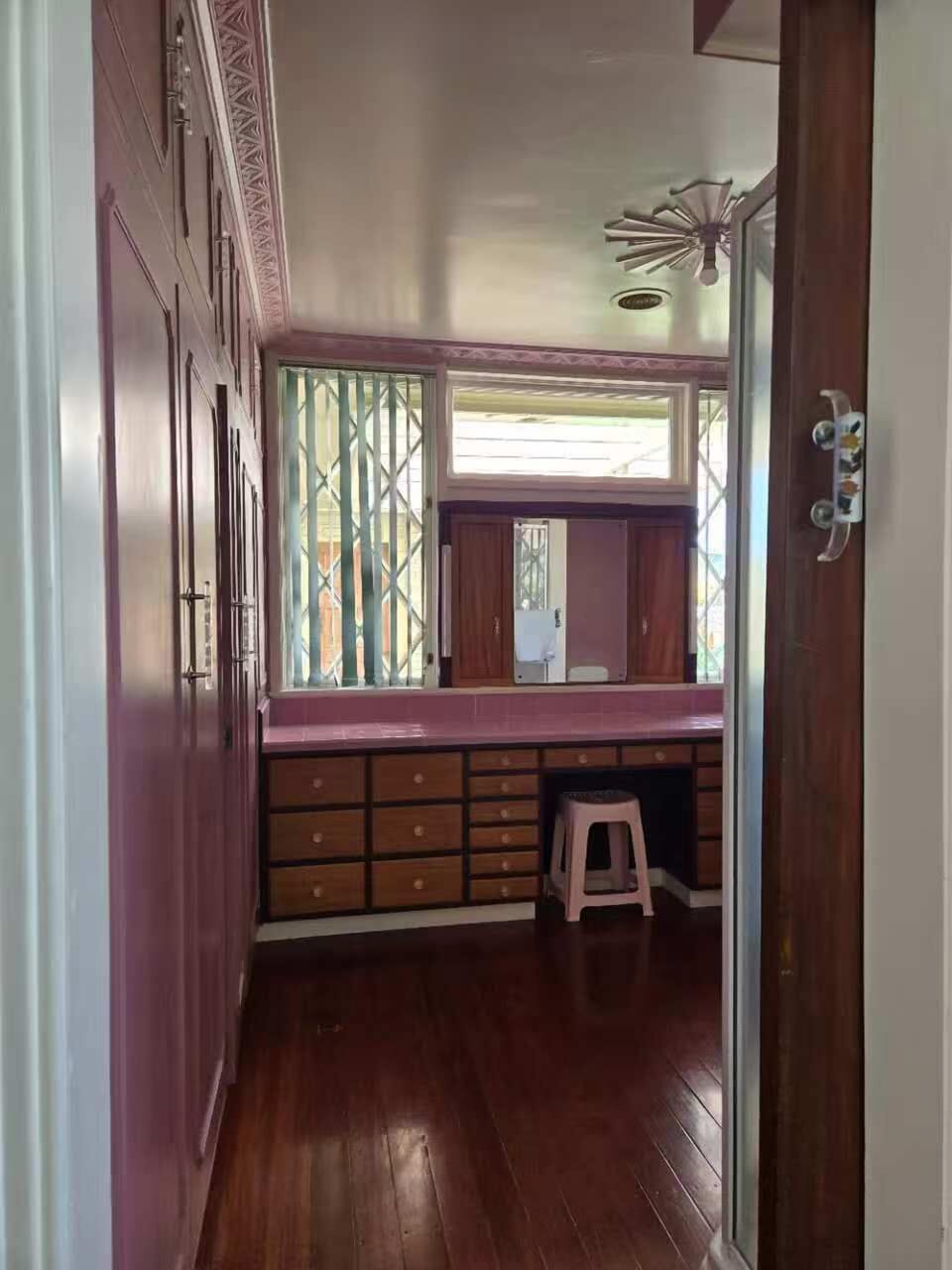 Signature Room, 1 Queen Bed (P) | Bathroom | Free toiletries, hair dryer, towels, shampoo