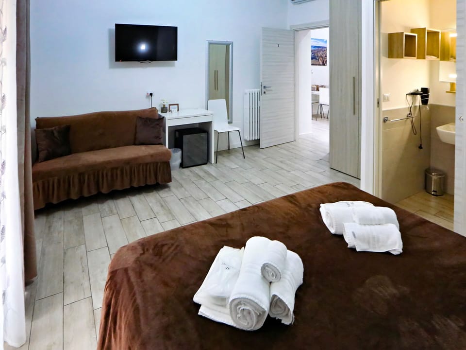Double Room, Ensuite (Family) | Down comforters, pillowtop beds, free minibar items, desk