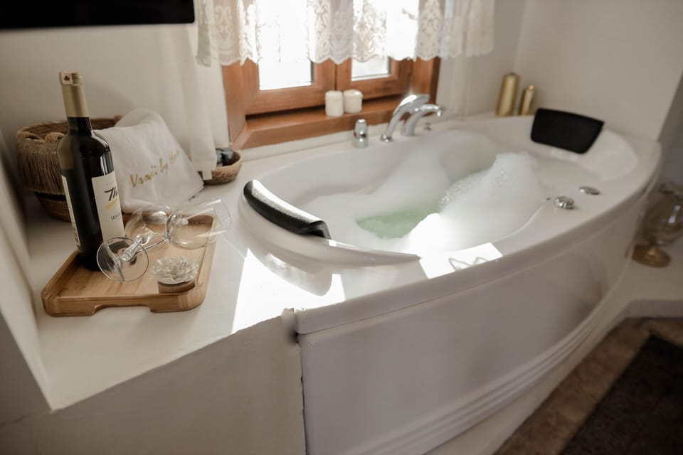 Jakuzili Balkonlu Deluxe Oda | Minibar, in-room safe, laptop workspace, free WiFi
