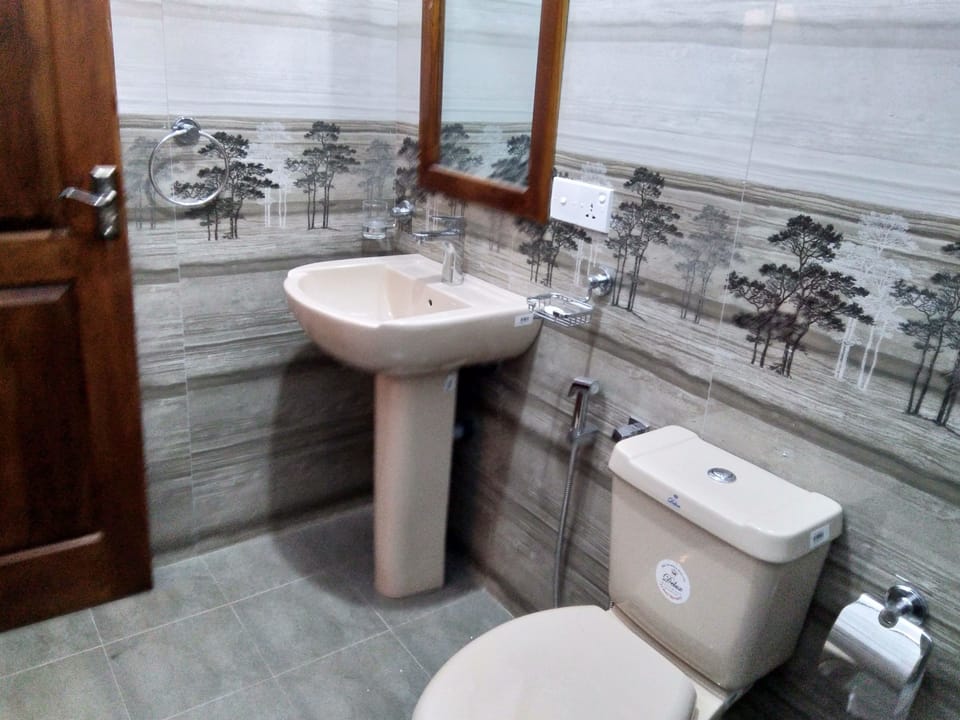 Deluxe Double Room, 1 Queen Bed, Pool Access, Pool View | Bathroom | Shower, free toiletries, towels