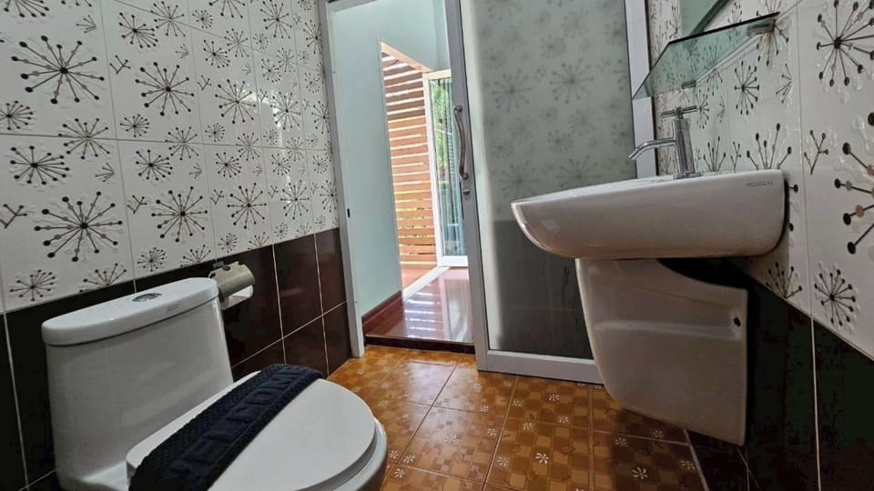 VIP Double Resident | Bathroom | Shower, free toiletries, hair dryer, towels