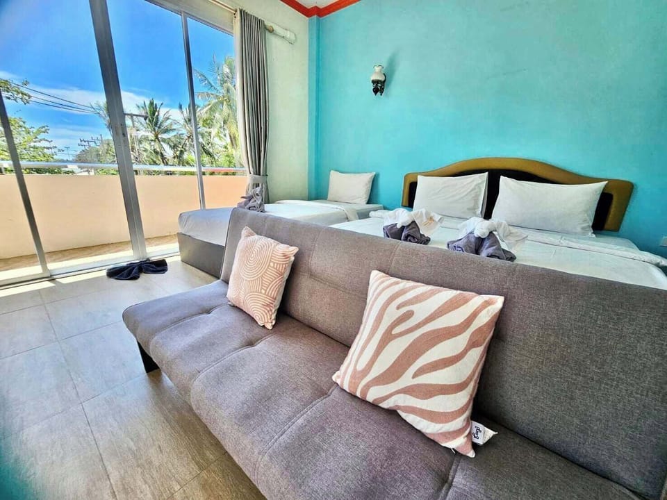 Family Room | Desk, blackout drapes, WiFi (free), bed sheets