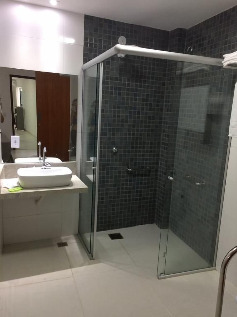 Shower, free toiletries, towels
