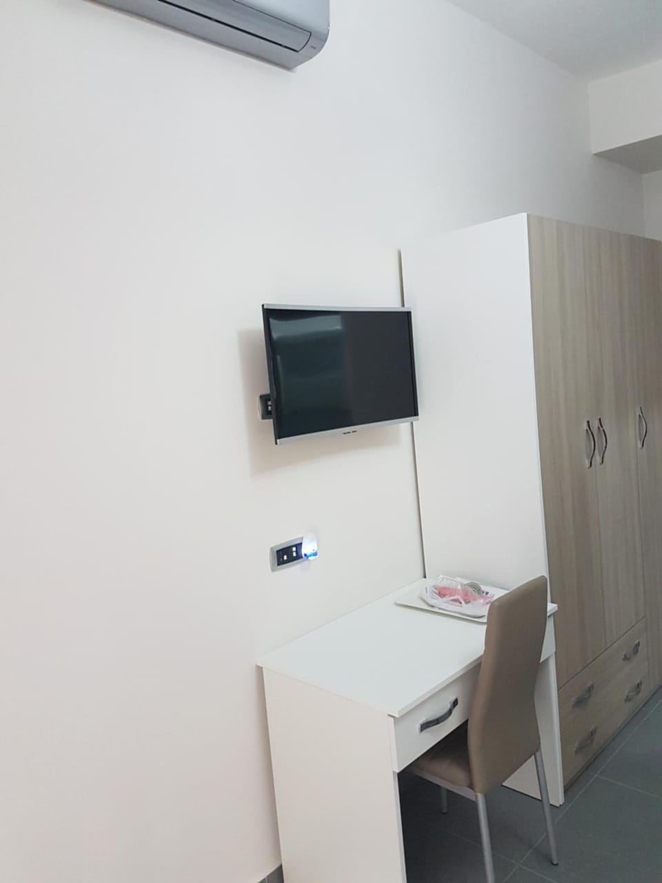 1 bedroom, hypo-allergenic bedding available, down comforters, minibar
