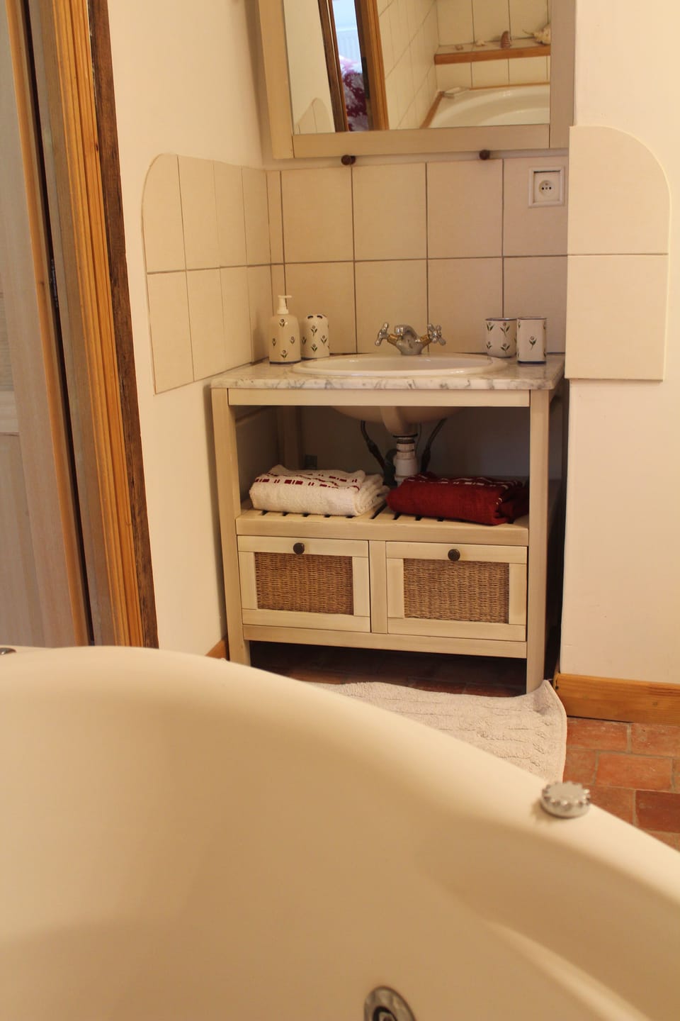 Family Triple Room | Bathroom | Deep soaking tub, free toiletries, hair dryer, towels