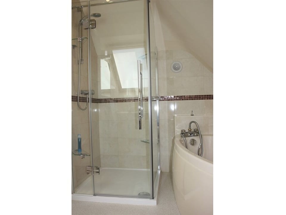 Family Triple Room, Ensuite (Bath and Shower) | Bathroom