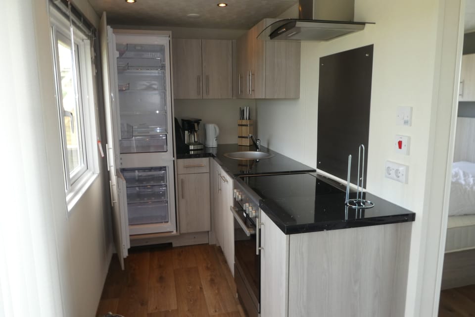 Mobile Home | Private kitchen | Fridge, oven, stovetop, coffee/tea maker