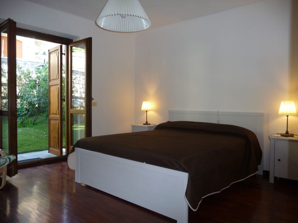 Double Room, Shared Bathroom | Hypo-allergenic bedding, pillowtop beds, desk, laptop workspace