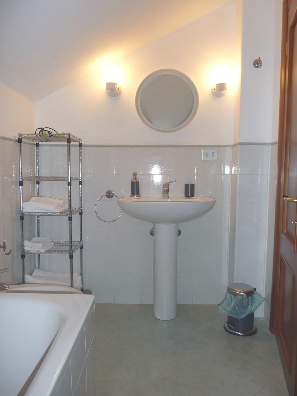 Triple Room (Attic) | Bathroom | Shower, free toiletries, hair dryer, bidet
