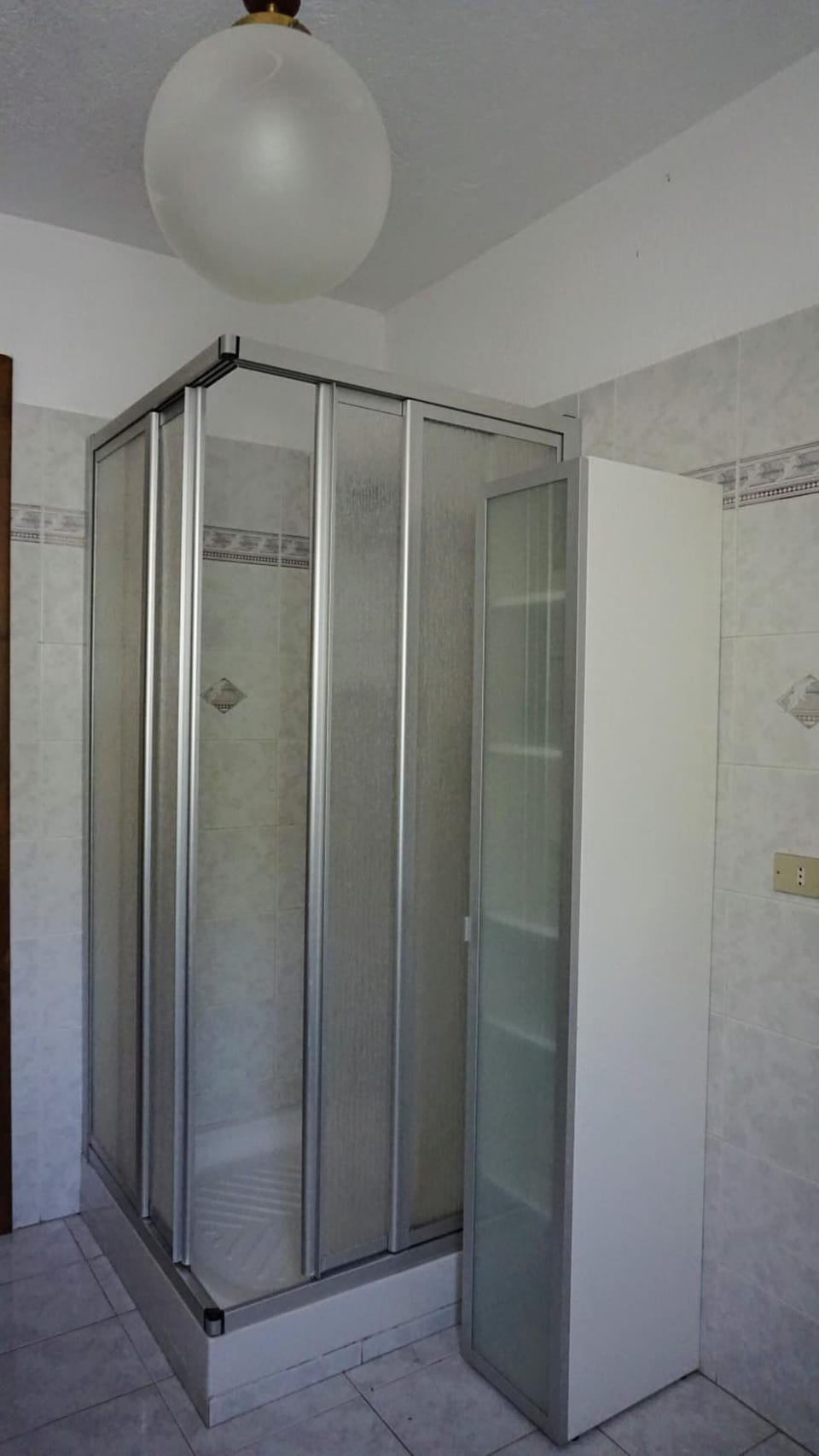 Shower, free toiletries, hair dryer, bidet