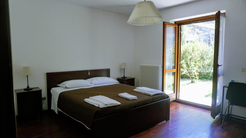 Hypo-allergenic bedding, pillowtop beds, desk, laptop workspace