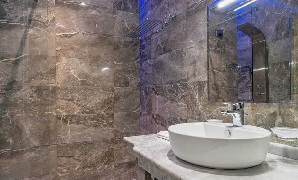 Superior Double Room | Bathroom | Shower, free toiletries, hair dryer, slippers