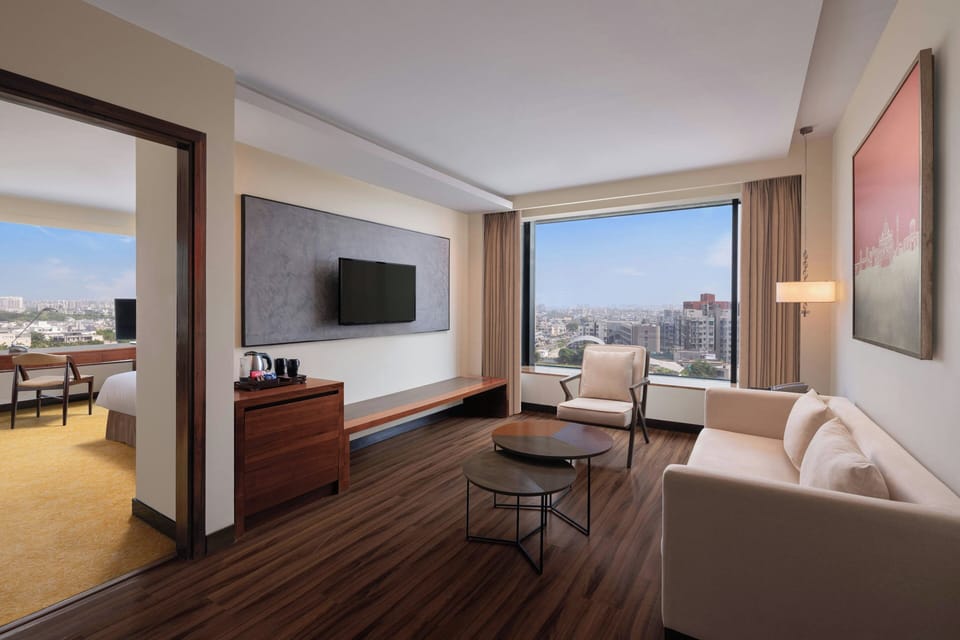 Executive Suite, 1 King Bed | Living room | 40-inch LED TV with cable channels, TV, pay movies