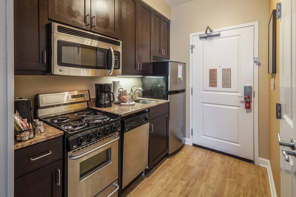 Full-size fridge, microwave, stovetop, dishwasher
