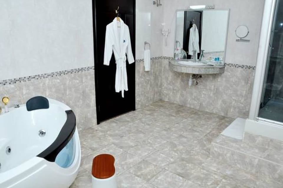 Presidential Room, Hill View | Bathroom | Free toiletries, towels