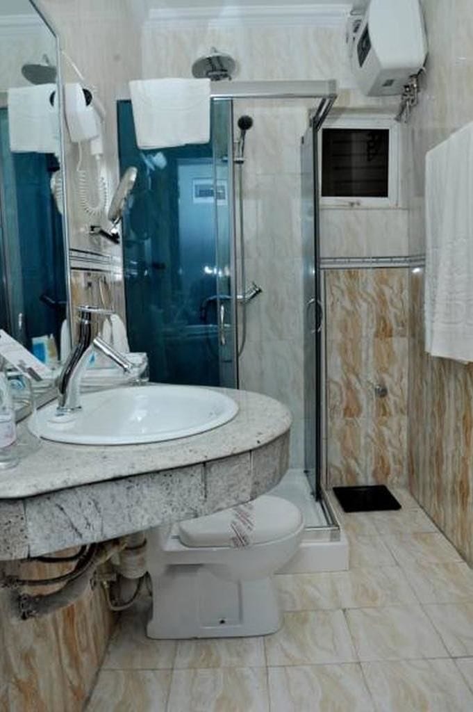Executive Room, City View | Bathroom | Free toiletries, towels