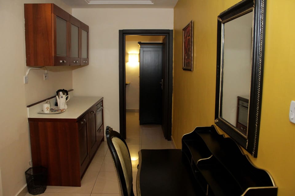 Executive Room, 1 Queen Bed, Non Smoking | 1 bedroom, premium bedding, in-room safe, desk