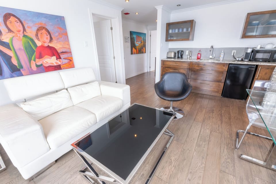 Panoramic Suite | Living area | 32-inch flat-screen TV with cable channels, TV