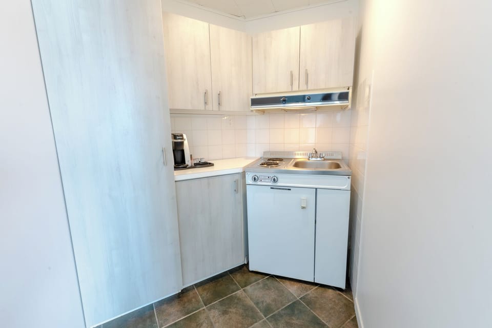 Signature Room | Private kitchen | Fridge, coffee/tea maker