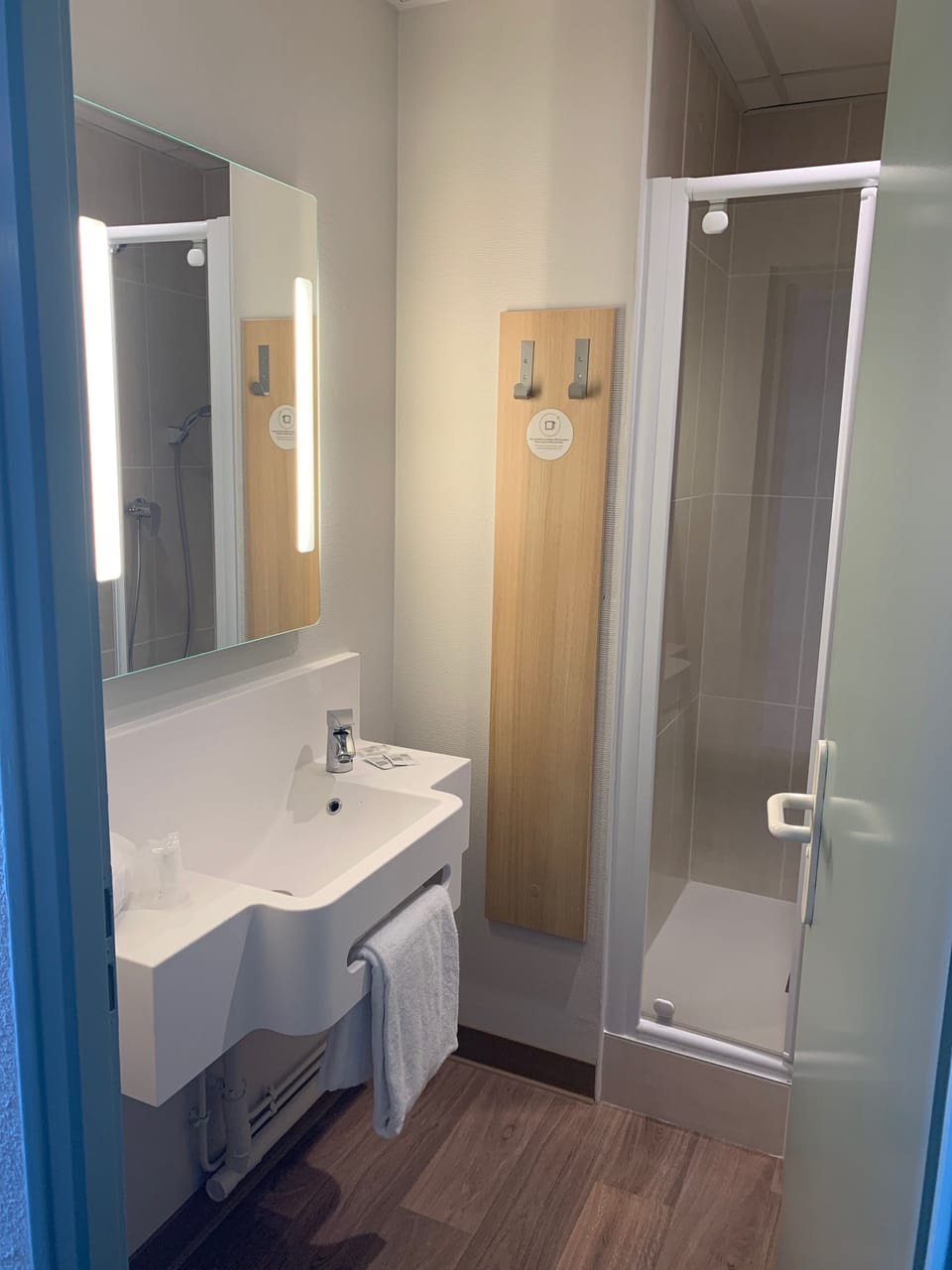Double Room | Bathroom | Shower, free toiletries, hair dryer, towels