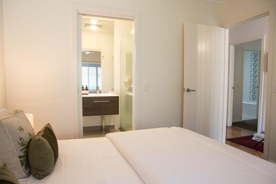 Minibar, iron/ironing board, free WiFi, bed sheets