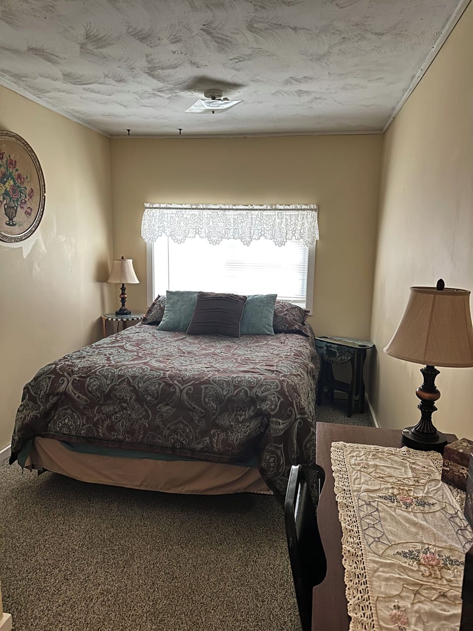 bedroom 2 w/queen bed