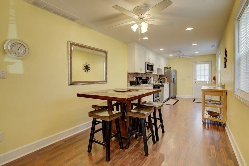 dinning table seats 6