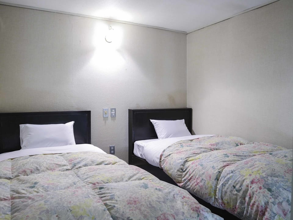 WiFi (free), bed sheets