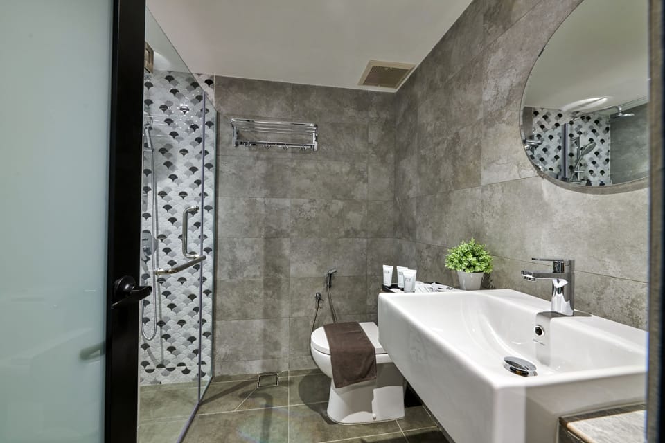 Classic Room, 1 Double Bed | Bathroom | Shower, free toiletries, hair dryer, towels
