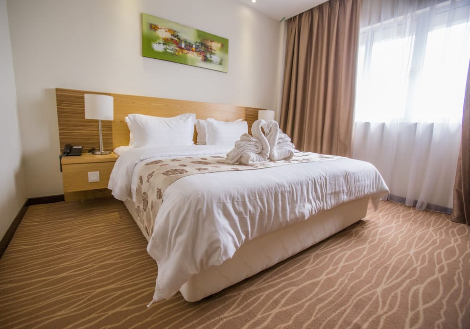 Deluxe King Room | In-room safe, desk, blackout drapes, soundproofing