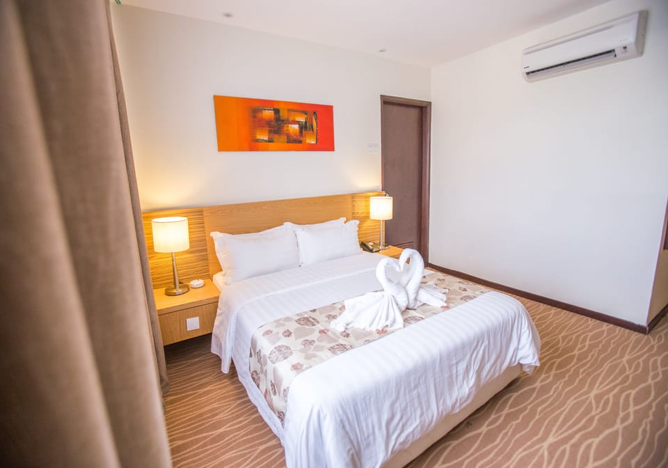 Superior Queen Room | In-room safe, desk, blackout drapes, soundproofing