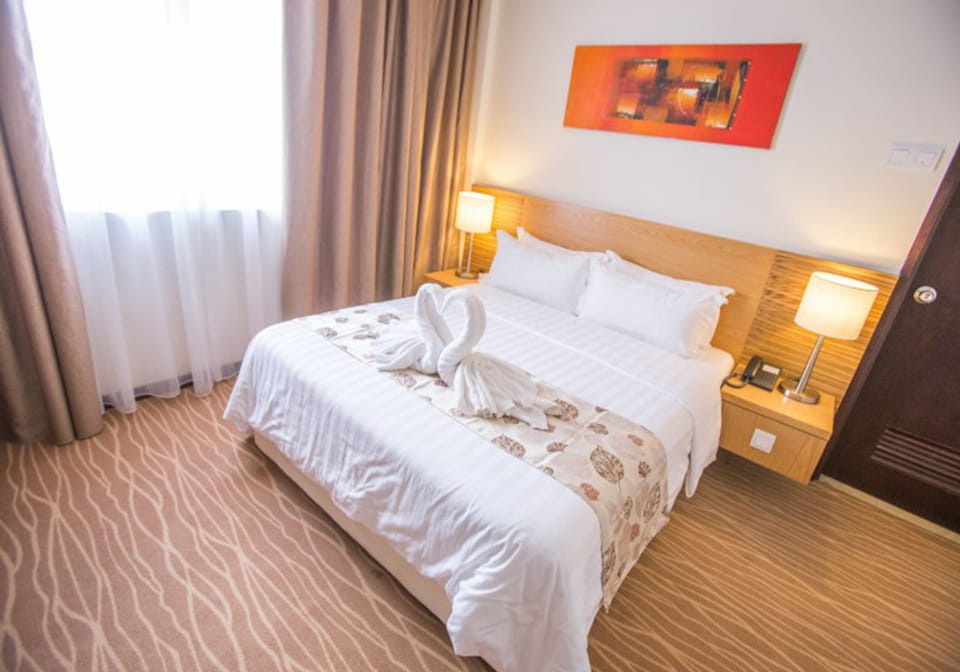 Superior Queen Room | In-room safe, desk, blackout drapes, soundproofing