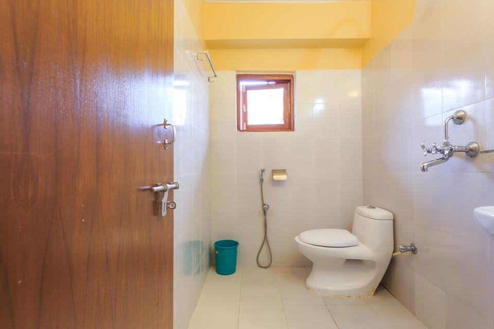 Deluxe Room | Bathroom | Shower, free toiletries, towels