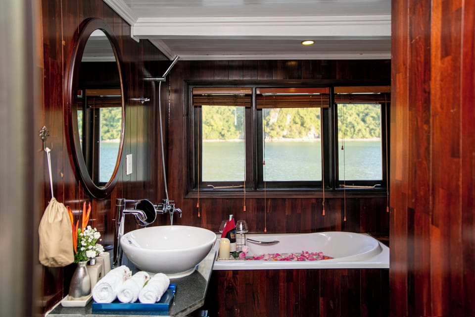 Premium Room, Balcony | Bathroom | Shower, rainfall showerhead, free toiletries, hair dryer