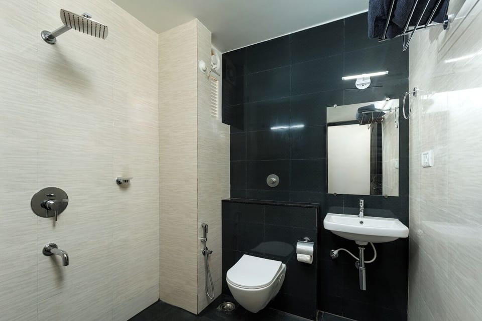 Deluxe Room | Bathroom | Shower, free toiletries, towels