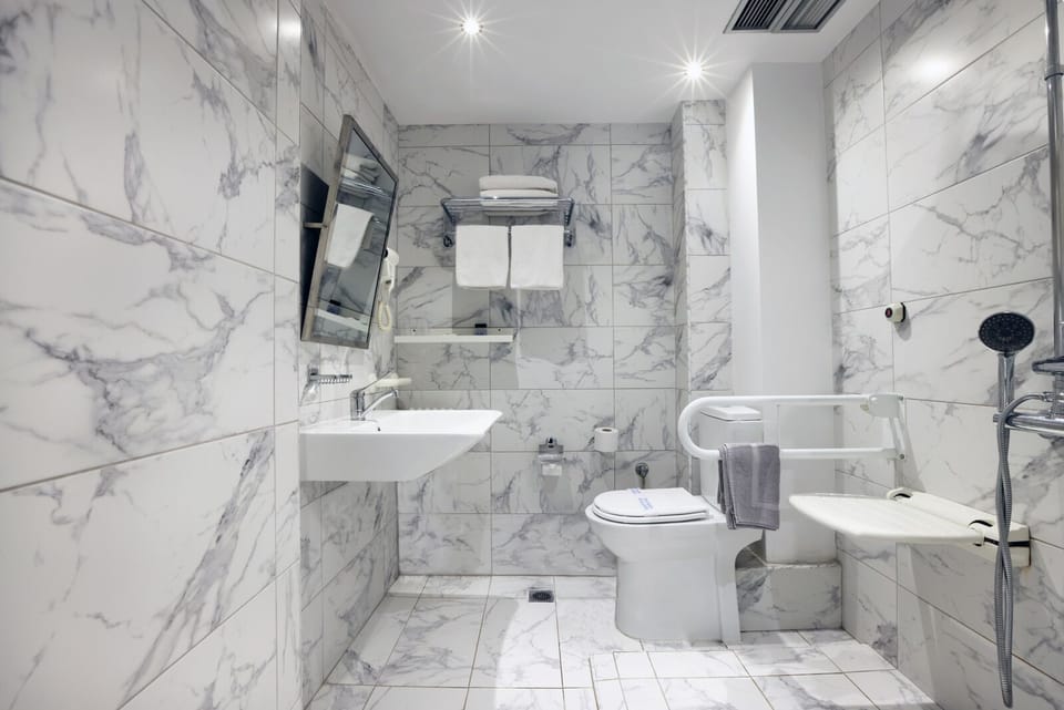 Economy Twin Room, Courtyard View | Bathroom | Free toiletries, hair dryer, towels