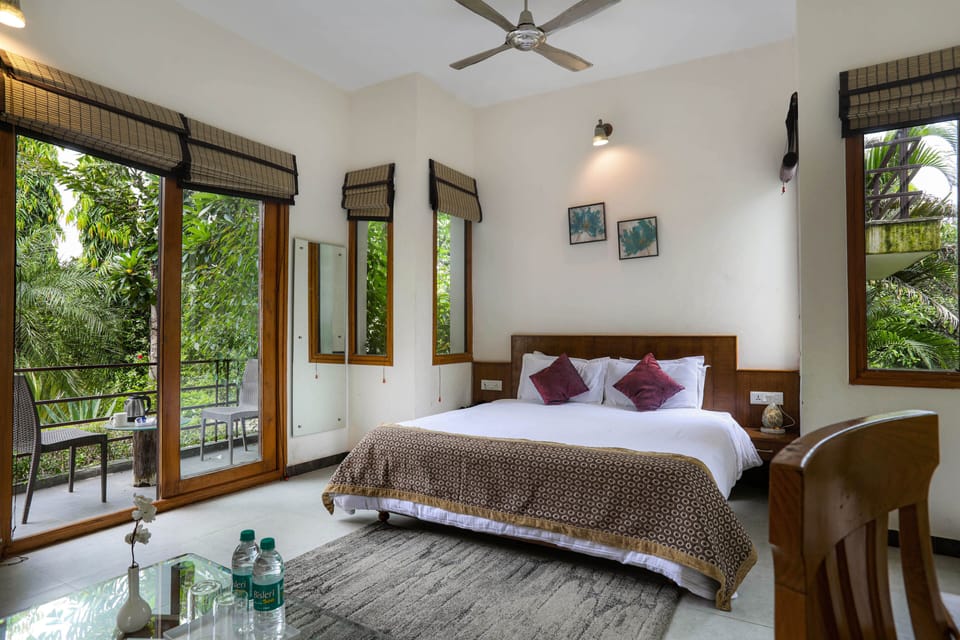 Lagoon Suite with Heated Pool | Desk, bed sheets